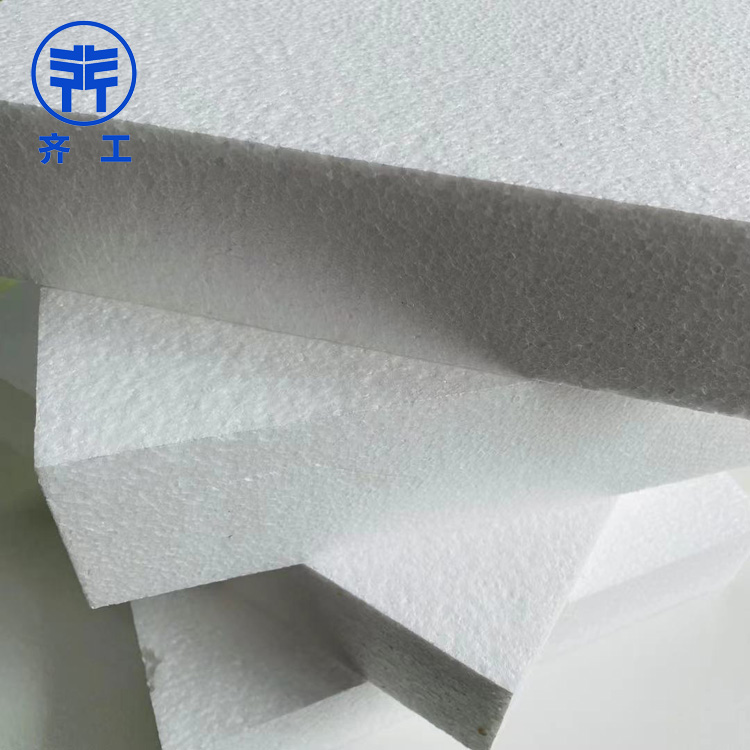   　　xps擠塑板在建筑領(lǐng)域的應(yīng)用比較廣泛。下面給大家分享一些相關(guān)知識(shí)。  　　xps擠塑板優(yōu)點(diǎn)是什么：  　　XPS擠塑板采用聚苯乙烯擠出工藝生產(chǎn)，生產(chǎn)的板材為蜂窩狀閉孔結(jié)構(gòu)，不透氣，不滲漏，因此其保溫隔熱，防水防潮效果非常好，除了材質(zhì)輕、強(qiáng)度高外，按體積每立方米僅重30公斤，但其強(qiáng)度至少可以達(dá)到250kpa，更多的可以達(dá)到550kpa。這是普通板材無(wú)法達(dá)到的指標(biāo)值。  　　因?yàn)閄PS擠塑板具有隔熱、防水、防潮、輕便、抗壓等特點(diǎn)，被廣泛應(yīng)用于各個(gè)行業(yè)。如建筑設(shè)施的外墻保溫，特別是外墻和平屋面的保溫處理，都是xps擠塑板的適用范圍。外墻掛板應(yīng)重量輕，阻燃性能好，B1、B2級(jí)外墻掛板在火災(zāi)事故發(fā)生時(shí)預(yù)防變?yōu)榭扇嘉镔|(zhì)，引發(fā)安全事故，在當(dāng)前追求低碳、生態(tài)、環(huán)保的自然環(huán)境下，外墻掛板既可以回收利用廢塑料，也可以為建筑增加一層保溫層，節(jié)約能源。  　　xps擠塑板主要用途和應(yīng)用領(lǐng)域。  　　xps擠塑板可用作地面鋪裝、機(jī)場(chǎng)道路和高速公路的地基等。擠壓板防水防潮，不易變質(zhì)或滲水，合理有效減緩道路滲漏造成的路基塌陷。  　　擠塑板是冷庫(kù)建設(shè)中不可缺少的材料。它不僅起到保溫隔熱的作用，而且由于擠塑板表面的微孔結(jié)構(gòu)，可以吸收和緩沖少量水蒸氣凝結(jié)，減少水滴的形成。冷庫(kù)專(zhuān)用冷庫(kù)保溫板需要非常高的厚度，10cm以上。因此，在冷庫(kù)建設(shè)中，通常采用兩層冷庫(kù)保溫板。一是增加厚度，二是將兩層塑料擠塑板交錯(cuò)排列，以增加保溫性能，避免溫度損失。  　　地板外墻也可以用阻燃板保溫。  　　xps擠塑板現(xiàn)在更多地用于家居裝飾。首先，擠塑板不是很硬，在室內(nèi)，踩人的腳會(huì)有一定的緩沖。腳感特別舒服，沒(méi)有那么硬，我們稱(chēng)之為地墊寶。地墊寶就是這么一個(gè)目的，它是一種比外墻擠塑板更強(qiáng)、更大、更薄、不含阻燃劑的擠塑板。  　　以室內(nèi)放置家具為主，還需要做好經(jīng)年累月的活動(dòng)踩踏，需要相應(yīng)的強(qiáng)度;擠塑板采用蜂窩閉孔框架，確保只能使用薄層。自帶更好的保溫、防水、防潮效果，室內(nèi)地板有限。與家裝相比，地基越薄，空間環(huán)境越大，活動(dòng)越舒適。擠塑板在室內(nèi)一般來(lái)說(shuō)是2公分厚，厚度就夠用。